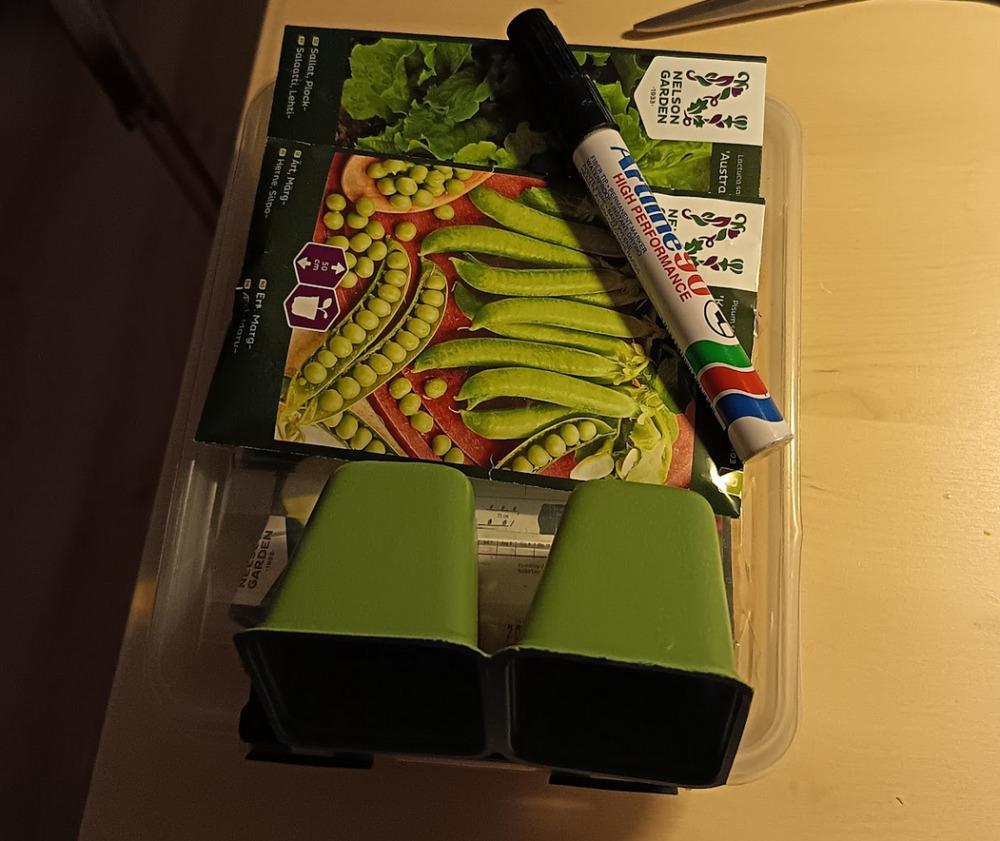 Välineistöä. Pidän uudet ja vanhat siemenet tallessa pienessä smartstoressa, mutten kuitenkaan koskaan katso sinne ennen uusien hankkimista.