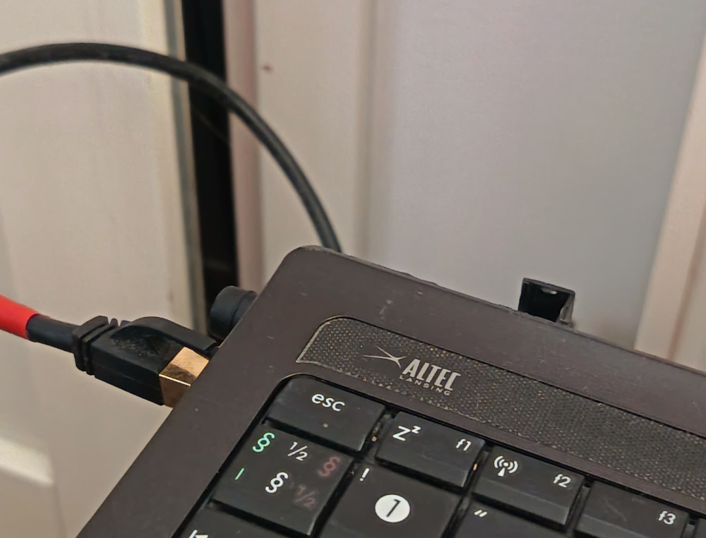Erittäin mobiili ja kevyt palvelinyksikkö (tai ehkä oikeammin "miten ihmeessä tää toimii vielä?????")