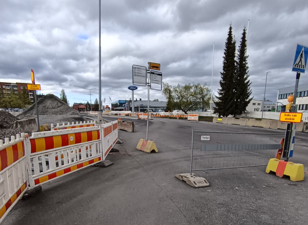 Hatanpääläinen "bussipysäkki". Jos liikut työmaa-alueiden läheisillä bussireiteillä, kannattaa varoa autoilijoita, jotka eivät huomaa suojatietä ylittäviä ihmisiä pelätessään edessä ajavaa bussia.