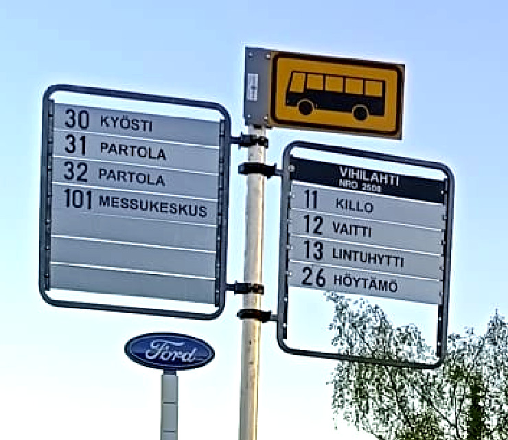 Pysäkin kyltistä nähdään pysäkin nimi ja numero sekä pysäkillä palvelevat bussilinjat.