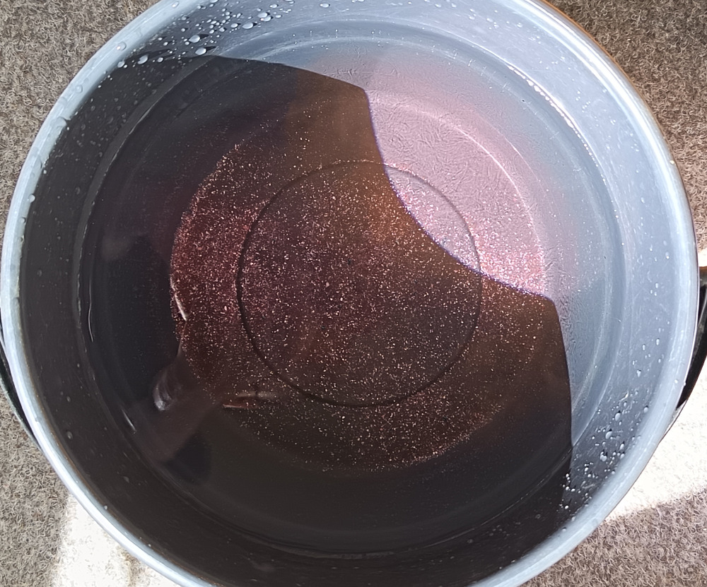 Pinkkiä kasvitaikahiekkaa annostellaan n. ½...1½ ruokalusikallista 10 litraan vettä (parveke-/ruukkusetupissa) joka kastelukerralla. Viime kesänä "joka kastelukerta" oli ehkä enemmänkin "silloin kun muisti".