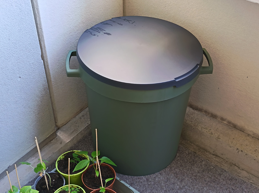 Kasteluvesiä varten tuli vanha 60 litran muoviloota upgreidattua oikein oikeaan Orthexin saaviin!
